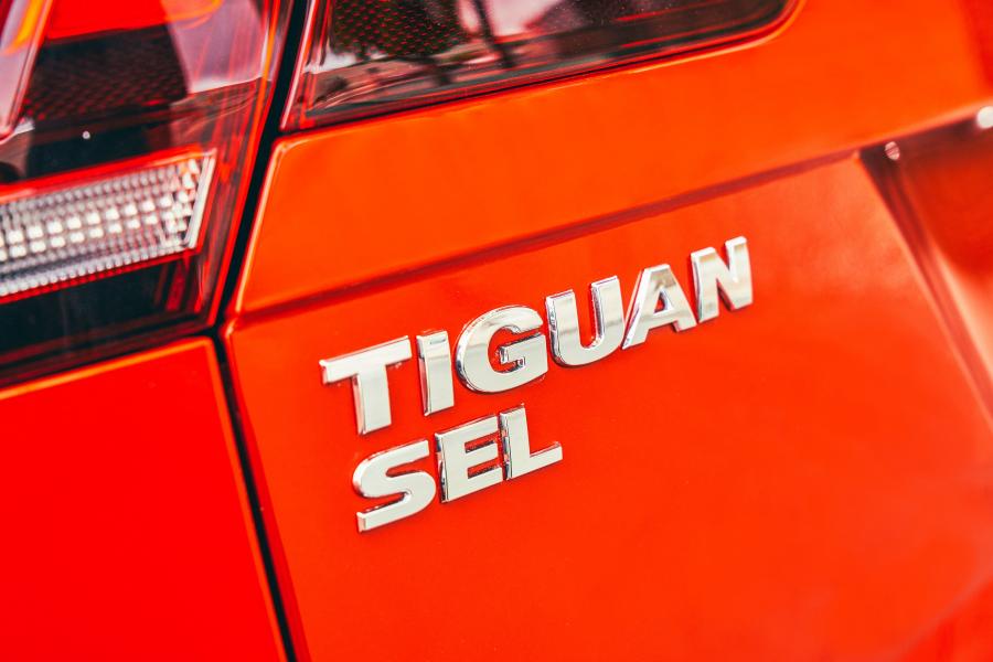 Логотип Volkswagen Tiguan SEL 2017 года  (NA) (фото 16 из 40)